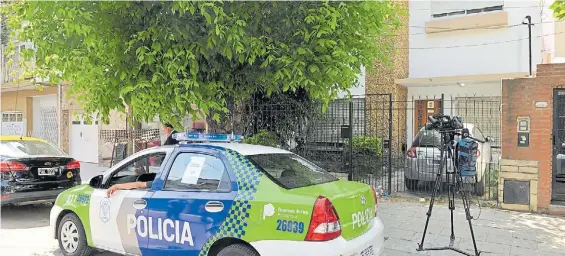  ??  ?? Santos Lugares. La casa de la pareja, ayer, custodiada por un móvil de la Policía Bonaerense. En ese lugar quedó el auto con la beba fallecida.