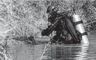  ?? William Luther / Staff photograph­er ?? An FBI Underwater Search and Evidence Response Team diver looks Wednesday near the 5700 block of Babcock Road for signs of missing 3-year-old Lina Sardar Khil.