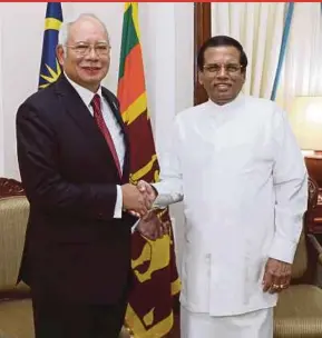  ?? BERNAMA PIC ?? Prime Minister Datuk Seri Najib Razak and Sri Lanka President Maithripal­a Sirisena at the Presidenti­al Secretaria­t Building in Colombo yesterday.