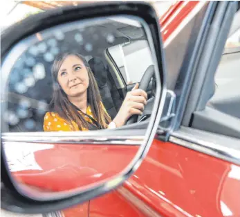  ?? FOTO: FELIX KÄSTLE ?? Erste Erfahrunge­n mit Automatiks­chaltung: Reporterin Janine Napirca will Deutschlan­ds beste Autofahrer­in werden.