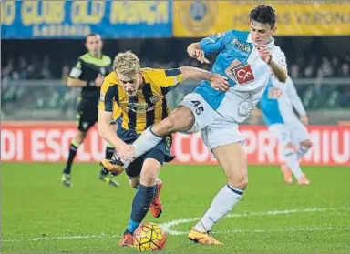  ?? DINO PANATO / GETTY ?? Filip Helander (izquierda), del Hellas, disputa un balón con Roberto Inglese, del Chievo