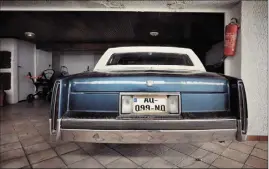 ?? ?? Dans le garage une vieille Cadillac témoigne d’un temps désormais révolu.