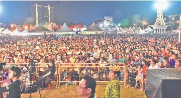  ??  ?? A sea of people covering Sibu Town Square – the hosting venue of BCF 2017.