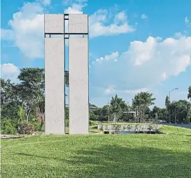  ??  ?? SÍMBOLO. Al borde del vacío cuadrado, la cruz hecha de concreto prefabrica­do permite vislumbrar la vocación del espacio.