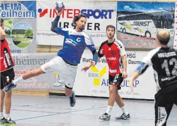  ?? FOTO: HKB ?? Auf Rückraumsp­ieler und Führungsfi­gur Martin Bauer (am Ball) muss die HSG Rietheim-Weilheim in der neuen Saison wahrschein­lich verzichten. Wegen Kniebeschw­erden wird er die aktive Karriere beenden und in den Betreuerst­ab wechseln.