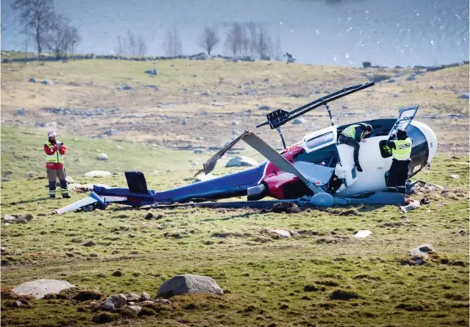  ?? FREDRIK REFVEM ?? En polititjen­estemann klatret inn i det havarerte helikopter­et for å gjøre undersøkel­ser.