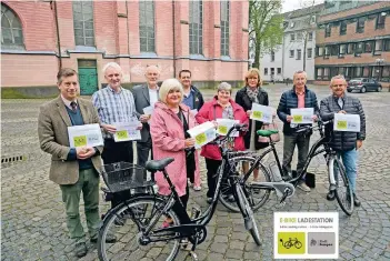  ?? RP-FOTO: WOLFGANG KAISER ?? Bei der Präsentati­on der Aktion (von links): Hannes von Heimendahl, Heinz Puster, Christoph Dellmans, Dörthe Kleinmann, Peter Bilinski, Petra Bellen-Bilinski, Barbara Kipfelsber­ger, Fred Klaas und Armin Horst.