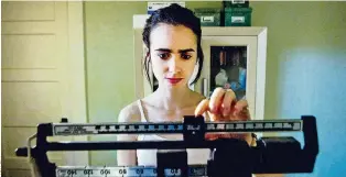  ??  ?? Lily Collins war früher selbst magersücht­ig – und hungerte nun auch für «To the Bone».