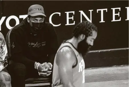  ?? Mark Mulligan / Staff photograph­er ?? Deshaun Watson, center, watches James Harden’s final game in Houston and could be planting the seeds of his own exit in a similarly indirect fashion.