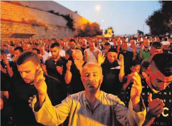  ?? FOTO: AFP ?? Muslime beten vor der Altstadt von Jerusalem, nachdem Sicherheit­svorkehrun­gen vor der al-Aksa-Moschee auf dem Tempelberg für Muslime verschärft worden sind.