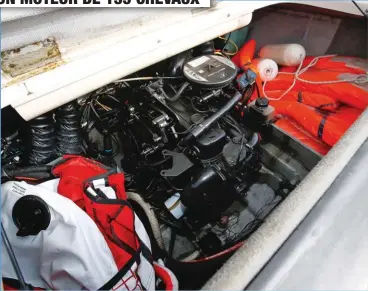  ??  ?? C’est la puissance conseillée qui est présente dans la cale de ce Bayliner, dont l’accès est plutôt aisé et offre également un rangement de chaque côté du bloc. Les gilets de sauvetage pourront y prendre place.