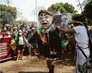  ?? Pedro Ladeira/folhapress ?? Índígenas colocam fogo em boneco representa­ndo o presidente Jair Bolsonaro na segunda Marcha de Mulheres Indígenas criada para para acompanhar o julgamento do marco temporal no STF