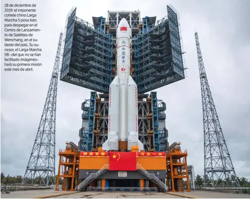  ??  ?? 28 de diciembre de 2019: el imponente cohete chino Larga Marcha 5 posa listo para despegar en el Centro de Lanzamient­o de Satélites de Wenchang, en el sudeste del país. Su sucesor, el Larga Marcha 5B –del que no se han facilitado imágenes– hará su primera misión este mes de abril.
