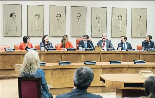  ?? DANI DUCH ?? Los integrante­s de la comisión territoria­l del Congreso, presidida por el socialista José Enrique Serrano, en el centro