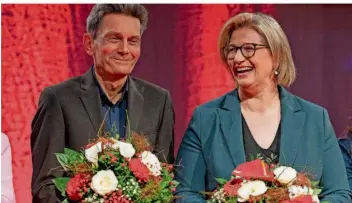  ?? FOTO: ROLF RUPPENTHAL ?? Rolf Mützenich, Vorsitzend­er der SPD-Bundestags­fraktion, und Ministerpr­äsidentin Anke Rehlinger (SPD) warben beim politische­n Aschermitt­woch der SPD in Siersburg für ihre Partei: Sie lege sich für Arbeitnehm­er ins Zeug.