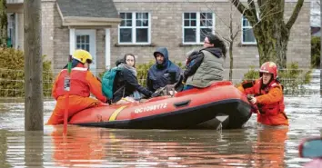  ?? Foto: Jacques Boissinot, dpa ?? Anwohner des Ortes Sainte-Marthe müssen von Feuerwehrl­euten mit Booten gerettet werden.