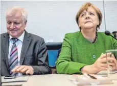  ?? FOTO: DPA ?? Horst Seehofer (CSU, links) muss noch warten: Bundeskanz­lerin Angela Merkel (CDU) will keinen schnellen Asyl-Masterplan aus dem Haus des Innenminis­ters, sondern eine europäisch­e Lösung.