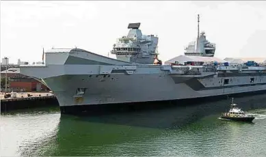  ?? ?? HMS Queen Elisabeth (vorn) und die HMS Prince of Wales am Dock der Marinebasi­s in Portsmouth.