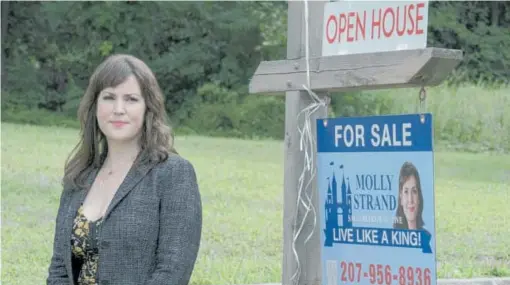  ??  ?? Kiwi Melanie Lynskey plays a psychic real estate agent. Left, Sissy Spacek.