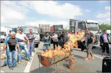  ?? TELAM ?? CHURRASCO. Rebeldes al acuerdo preparan un asado.