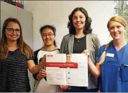  ??  ?? Marie Stetefeld, Ngoc Tay Thai Nguyen, Anne Wolter (von links) und Anna Fröhlich (nicht im Bild) befragten für die Arbeit Kinderärzt­in Josephine Schneider. Foto: Katleen Stetefeld