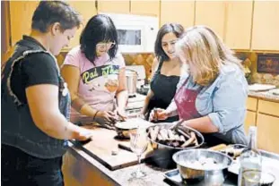  ?? JOSEPH HERNANDEZ/CHICAGO TRIBUNE ?? KT Hawbaker, from left, Soleil Ho, Jessi Roti and Cath Roti make cavatelli pasta in the home of Cath Roti, who is carrying on her mother’s Italian cooking traditions.