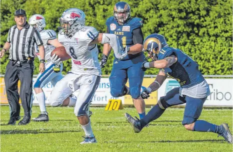  ?? FOTO: FLORIAN WOLF ?? Gegen die Nürnberg Rams machte Nathan Willis (am Ball) gleich zwei Touchdowns für die Ravensburg Razorbacks.