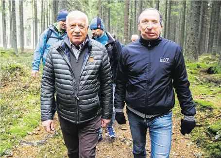  ?? Václav Klaus mladší (vpravo) se na Horskou Kvildu vydal o Zeleném čtvrtku v doprovodu svého otce, bývalého prezidenta. FOTO MAFRA - DAN MATERNA ?? Na Šumavě.