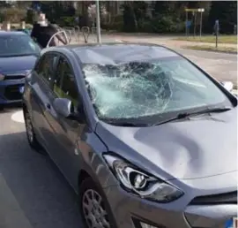  ?? FOTO ZAHRA BOUFKER/112MELDING­EN ?? Toen het fietsende koppel de Vogelsanck­laan (N72) in Zonhoven wilde oversteken, werd het slachtoffe­r gegrepen door een voorbijrij­dende wagen. De fietser kwam op de voorruit van het voertuig terecht. Buurtbewon­er Jesse Kuppens (rechts) zag daar al vaker ongevallen gebeuren.