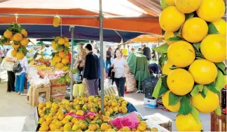  ?? SHUTTERSTO­CK ?? Οι τιμές παραγωγού στα φρούτα τον Φεβρουάριο αυξήθηκαν σε ετήσια βάση κατά 31,4%.