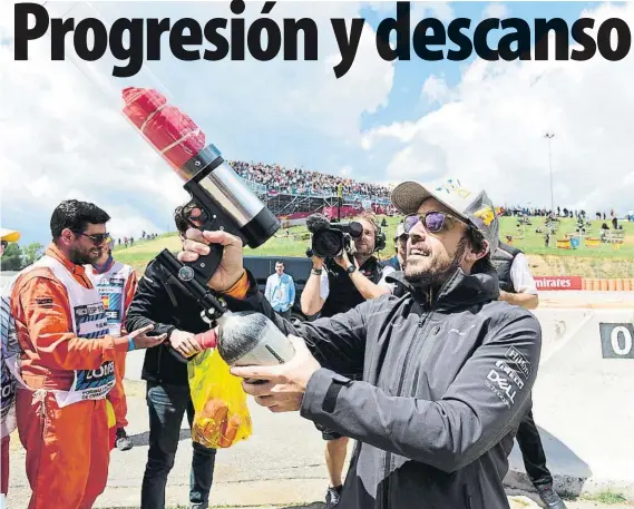  ?? FOTO: M. MONTILLA ?? Fernando Alonso tuvo que multiplica­r sus actos en el Circuit de Barcelona-Catalunya y estar junto a su afición, disminuyen­do los pocos huecos libres que tiene en su agenda en un GP