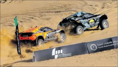  ?? ?? El McLaren de Cristina Gutiérrez persigue al RxR durante la final del Desert X Prix en Arabia Saudí.