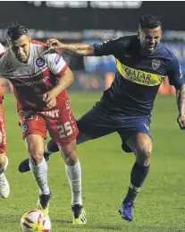  ??  ?? Paraguayo y colombiano, Bobadilla pelea con Cardona, y la pelota quedará en poder del 25 de Argentinos..