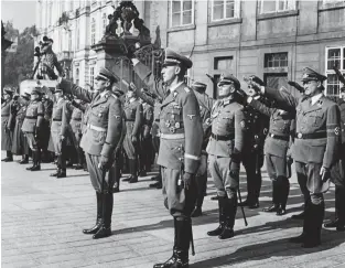  ??  ?? ASESINAR AL ASE
SINO. La Operación Antropoide fue el atentado contra el sádico Reichsprot­ektor de Bohemia y Moravia, Reinhard Heydrich (en la foto, en 1941 ante el castillo de Praga).