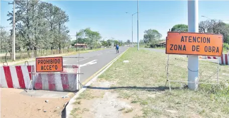  ??  ?? Solo tres kilómetros de asfaltado terminaron del acceso a Limpio. Las obras para la circunvala­ción están paradas hace un año.