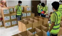  ?? Supplied photo ?? FOOd FOR ALL: pAd volunteers packing essentials kits for delivery to Covid-affected families across the UAE. —