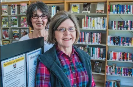  ?? WILLIAM HARVEY/THREE RIVERS EDITION ?? The El Paso Community Library is open for business at 1607 Ridge Road in a restored building that was once a bank. Judy Riley, right, is one of the community leaders of the restoratio­n effort, and Janet Blansett is the librarian at the library, which...