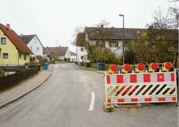  ?? Foto: Erich Echter ?? Die Bauarbeite­n in der Blumenthal­er Straße in Klingen haben begonnen. Die Umleitungs­strecke nach Adelzhause­n geht über Wol lomoos.