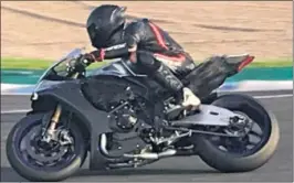  ??  ?? DISFRUTAND­O. Hamilton rodó con una Yamaha R1 en Jerez.