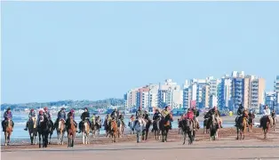  ??  ?? por la playa, un clásico de la fiesta criolla organizada en Sauce Grande.