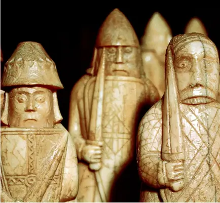  ??  ?? L’or blanc Jeu d’échecs en ivoire de morse du xiie siècle retrouvé en Écosse. Cette marchandis­e de luxe, que les vikings obtenaient au Groenland ou au nord de la Scandinavi­e, circulait de l’irlande à la Russie en passant par la Normandie.