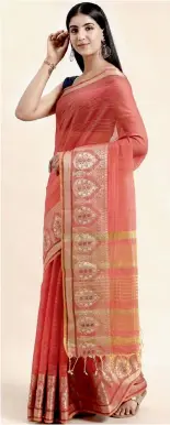  ??  ?? (Top) Model in silk cotton woven Kanjeevara­m saree (Bottom) Chanderi Handloom Sari by Pranay Baidya