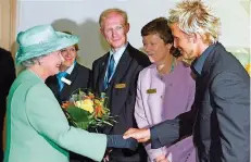  ?? FOTO: PICTURE ALLIANCE ?? Auf diese Begegnung mit der Queen im Jahr 2002 folgten noch weitere Treffen – der Ritterschl­ag blieb für Beckham bis heute aus.