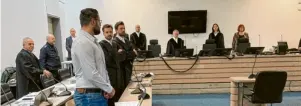  ?? Foto: Dorothee Pfaffel ?? Der Angeklagte Sheqir K. (links vorne) beim Doppelgäng­erinnen-Mordprozes­s am Landgerich­t Ingolstadt.