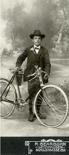  ?? Fotos: Sammlung Häußler ?? Ein stolzer Radler: Dieser junge Mann nahm sein Fahrrad mit zum Fotografen und ließ sich um 1907 vor gemalter Landschaft fotografie­ren.