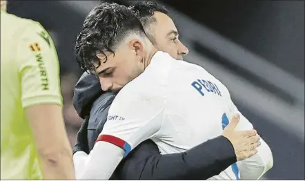  ?? FOTO: EFE ?? Xavi abraza a Pedri tras su lesión en San Mamés El canario puede volver a la lista para el partido ante el PSG