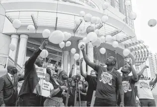  ?? Photos by Godofredo A. Vásquez / Staff photograph­er ?? Pamela Turner’s family and activists release balloons to mark her 46th birthday April 8 after a news conference in which attorney Benjamin Crump announced a federal lawsuit in her death.