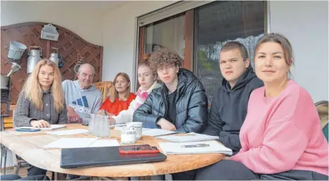  ?? FOTO: ANKE KUMBIER ?? Für den Deutsch-Unterricht haben sich alle auf der Terrasse versammelt (von links): Tamara Kuksenko, Christian Frey, Kseniia, Hanna, Ivan, Oliksandr und Maryna Mykhalkova.