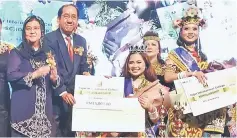  ??  ?? Tham presents a prize to a winner. At left is Datin Amar Datuk Juma’ani Tuanku Bujang – the wife of Chief Minister Datuk Amar Abang Johari Tun Openg.