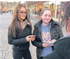  ?? RP-FOTO: KENSBOCK ?? Miriam Ludewig (l.) und Marie Ampütz haben beim Praktikum in der RP-Redaktion Umfragen und kleine Interviews geführt.